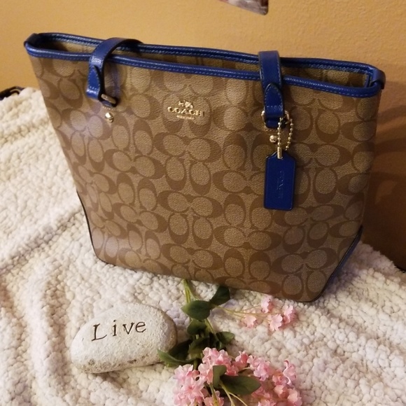 Coach Handbags - 💙Pretty Coach city tote💙